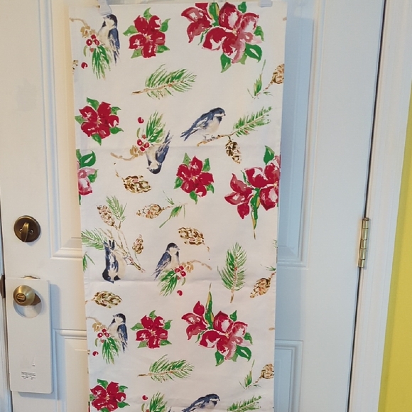 April Cornell Table Runner. - Picture 1 of 7